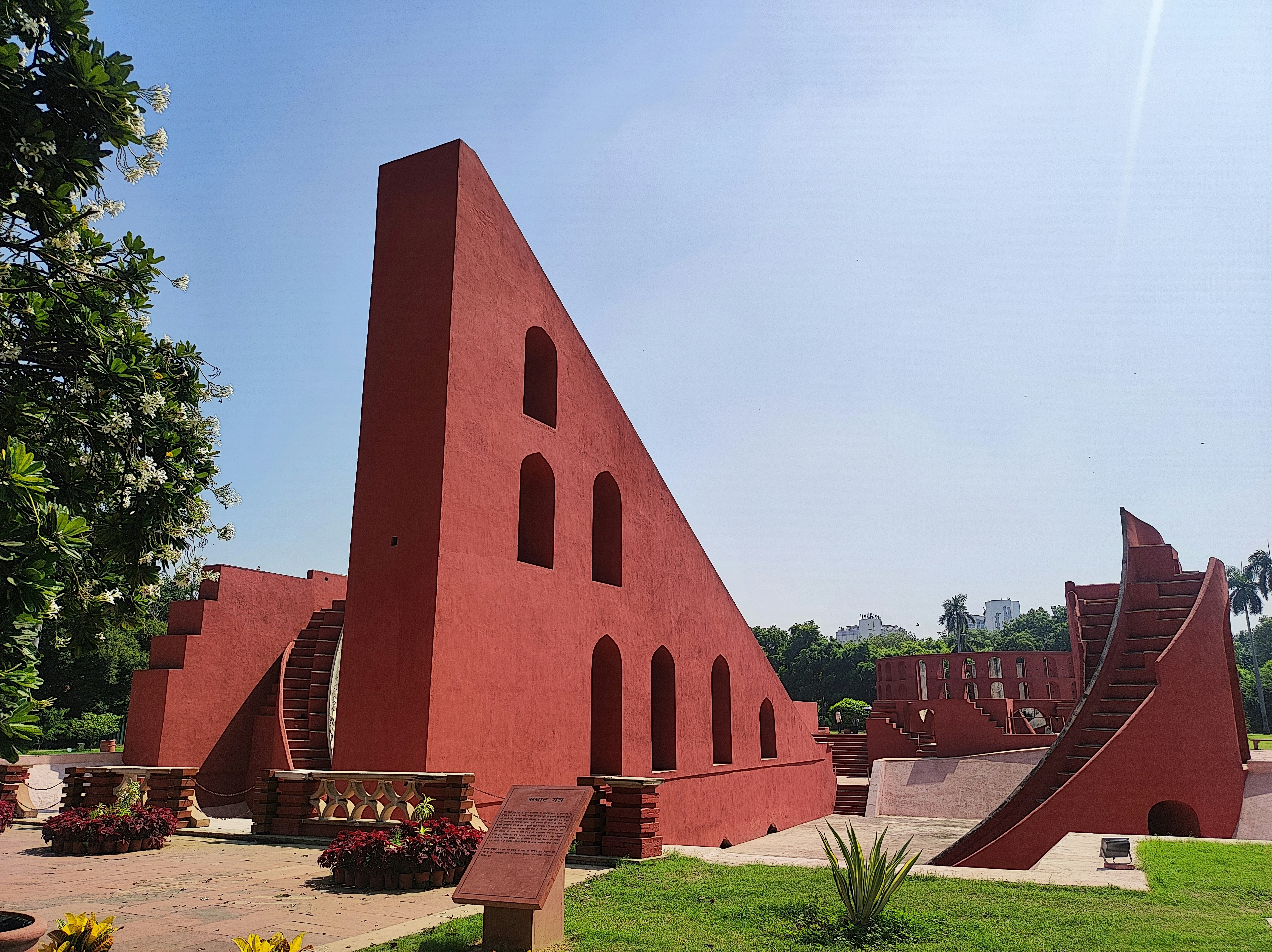 um grande edifício vermelho com uma escada à sua frente