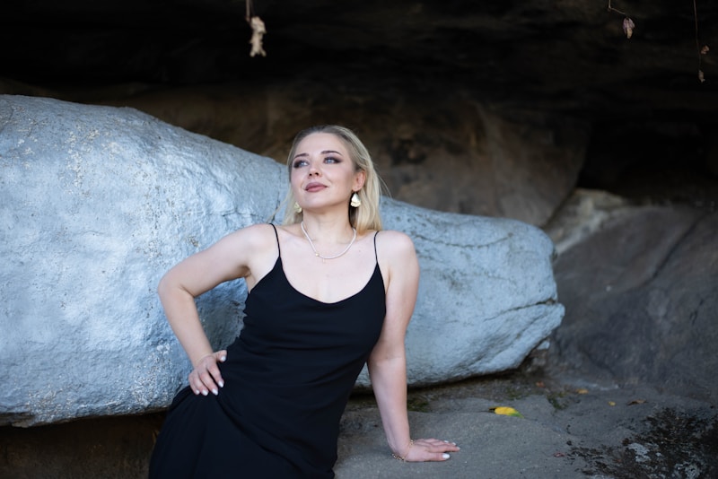 Mujer atractiva en vestido negro