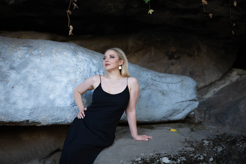 mujer madura en vestido negro muy seductor