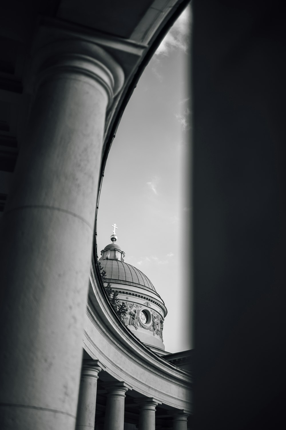 Une photo en noir et blanc d’un bâtiment en forme de dôme