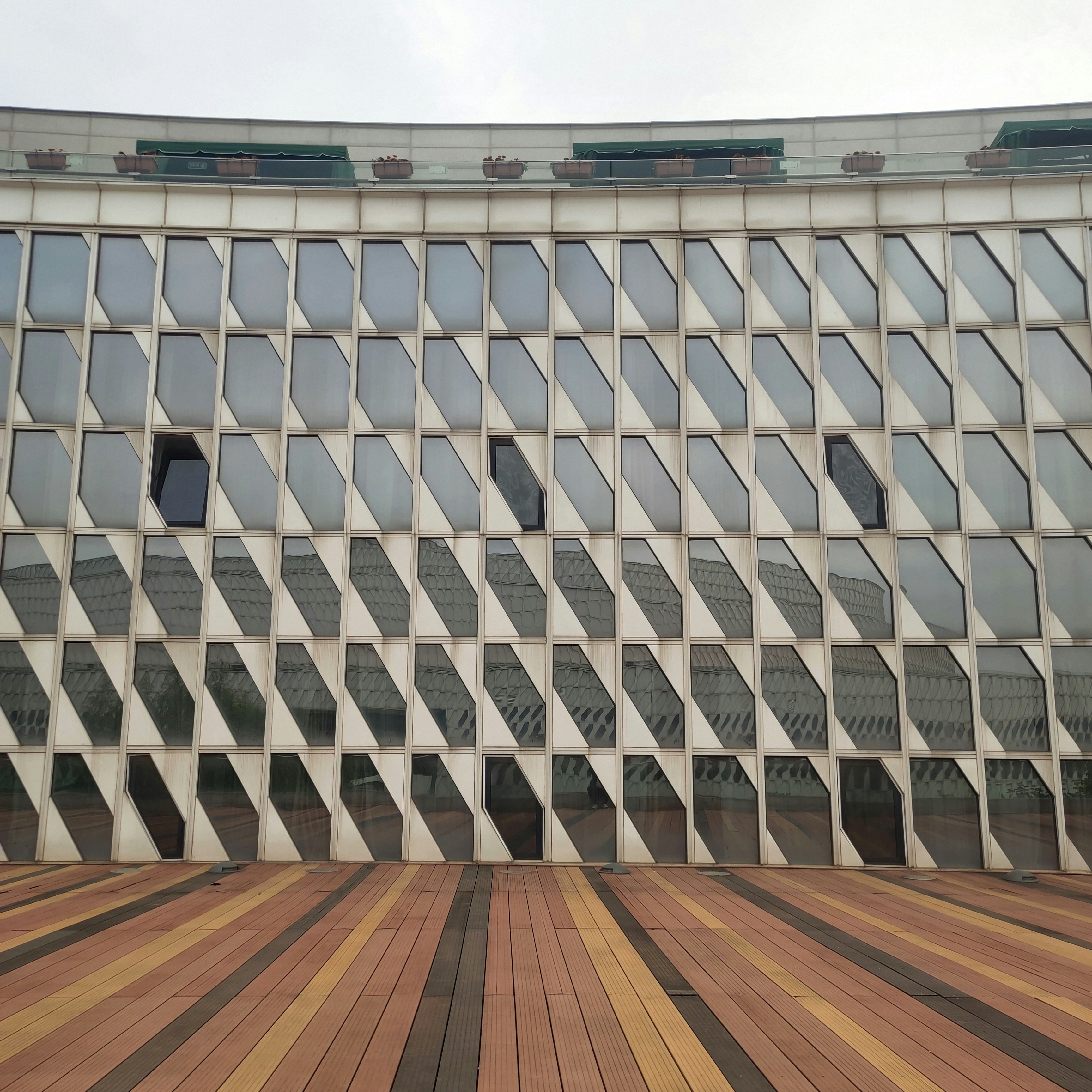 a building that has a lot of windows on it