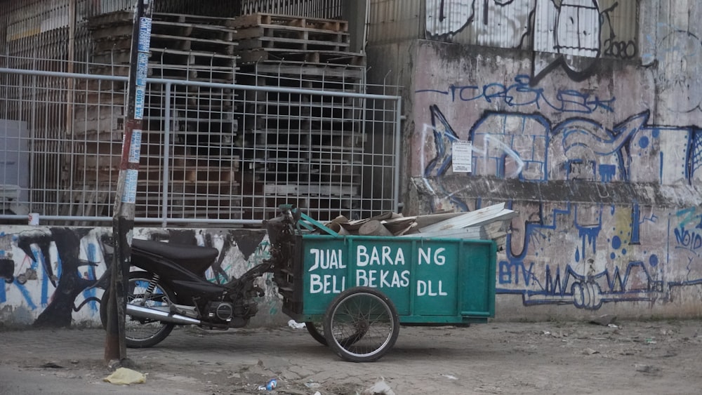 un vélo garé à côté d’un bâtiment avec des graffitis dessus