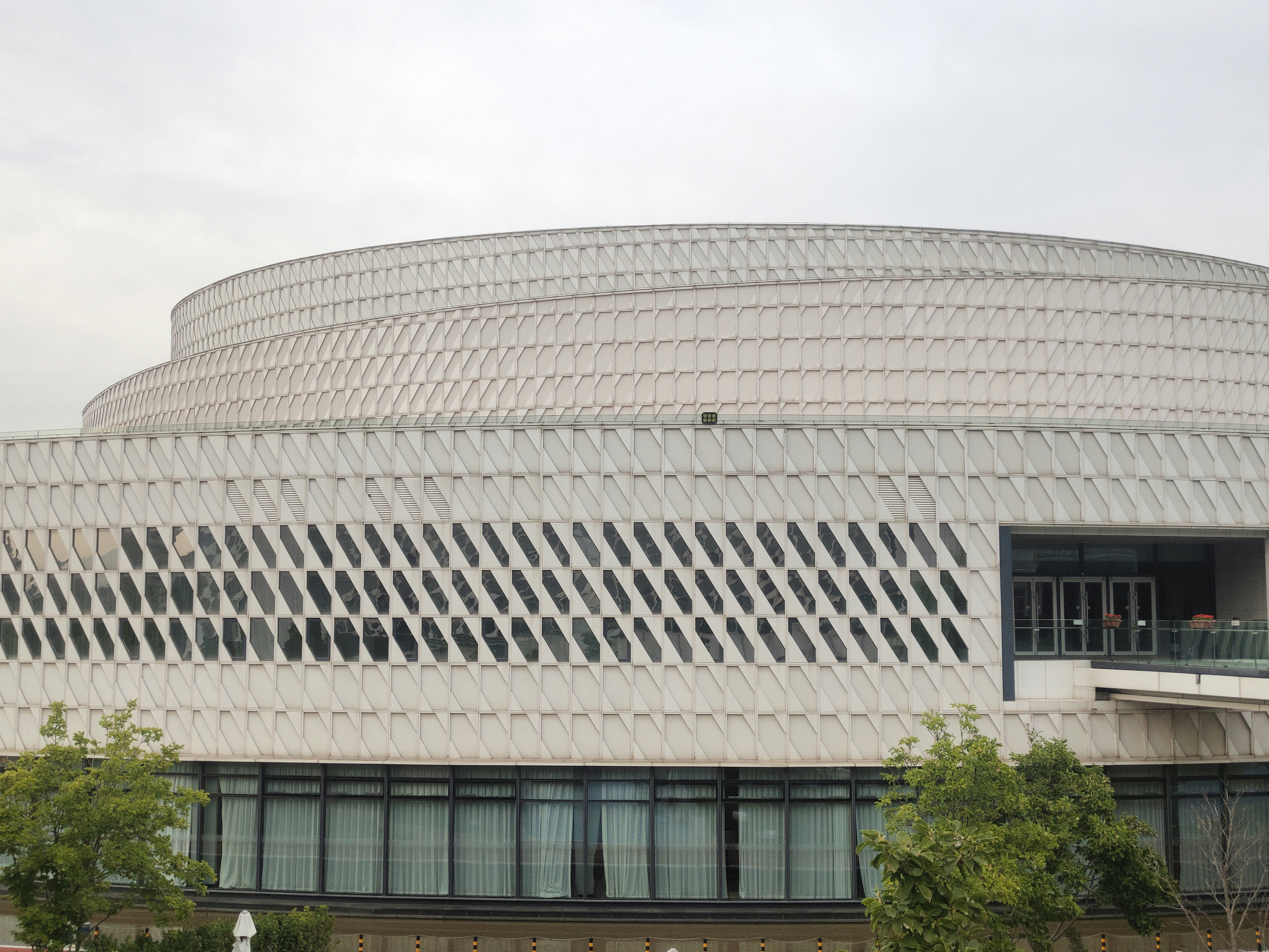 a large white building with a lot of windows