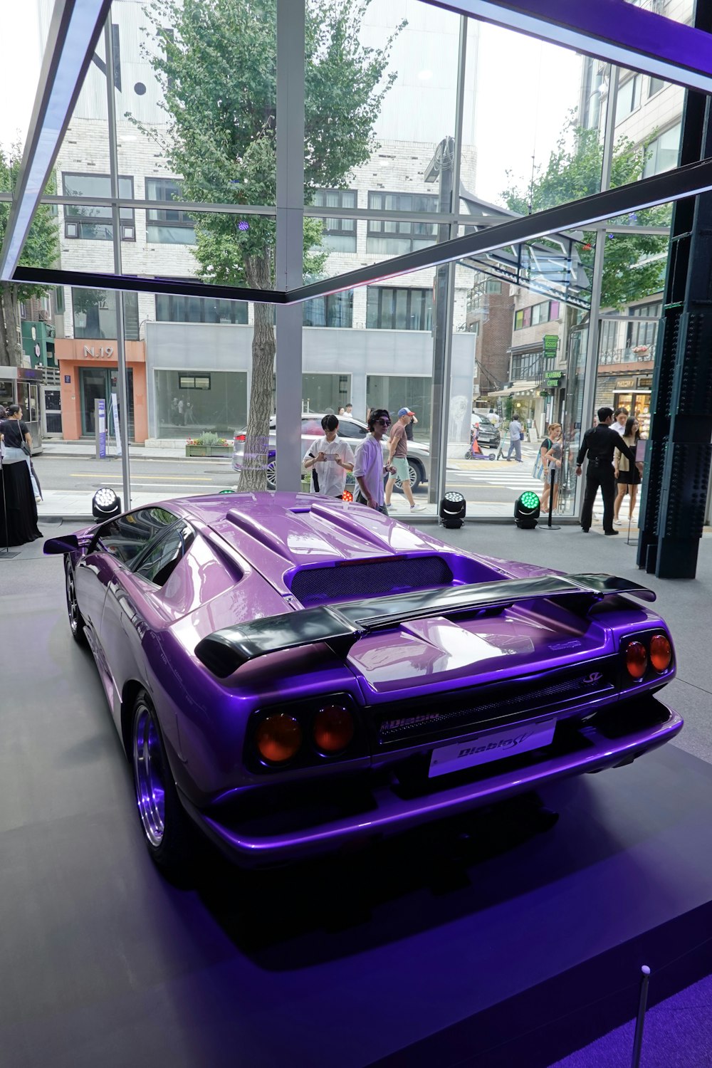 Une voiture violette est exposée dans un bâtiment