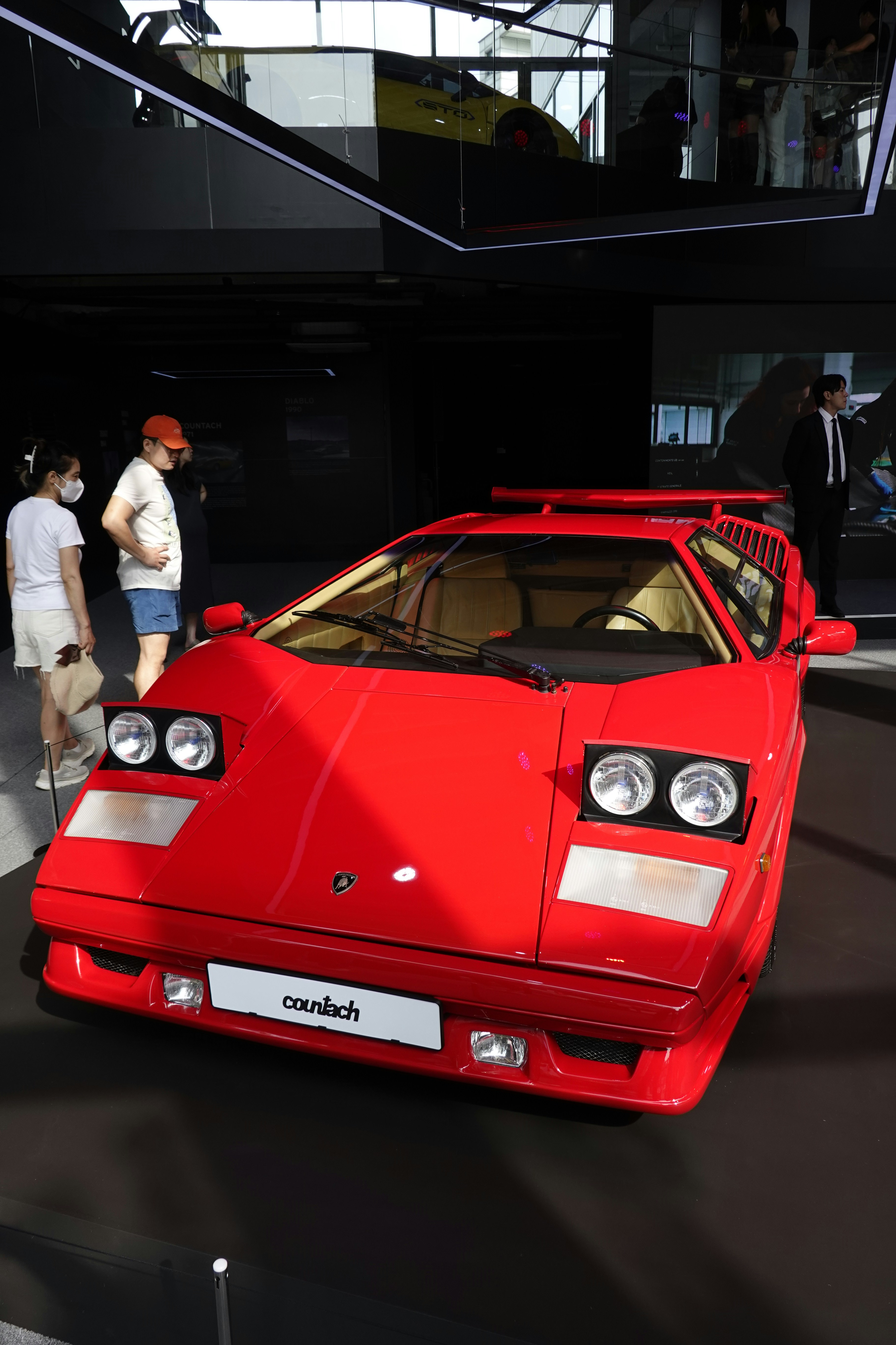Mobil sport merah dipamerkan di pameran mobil