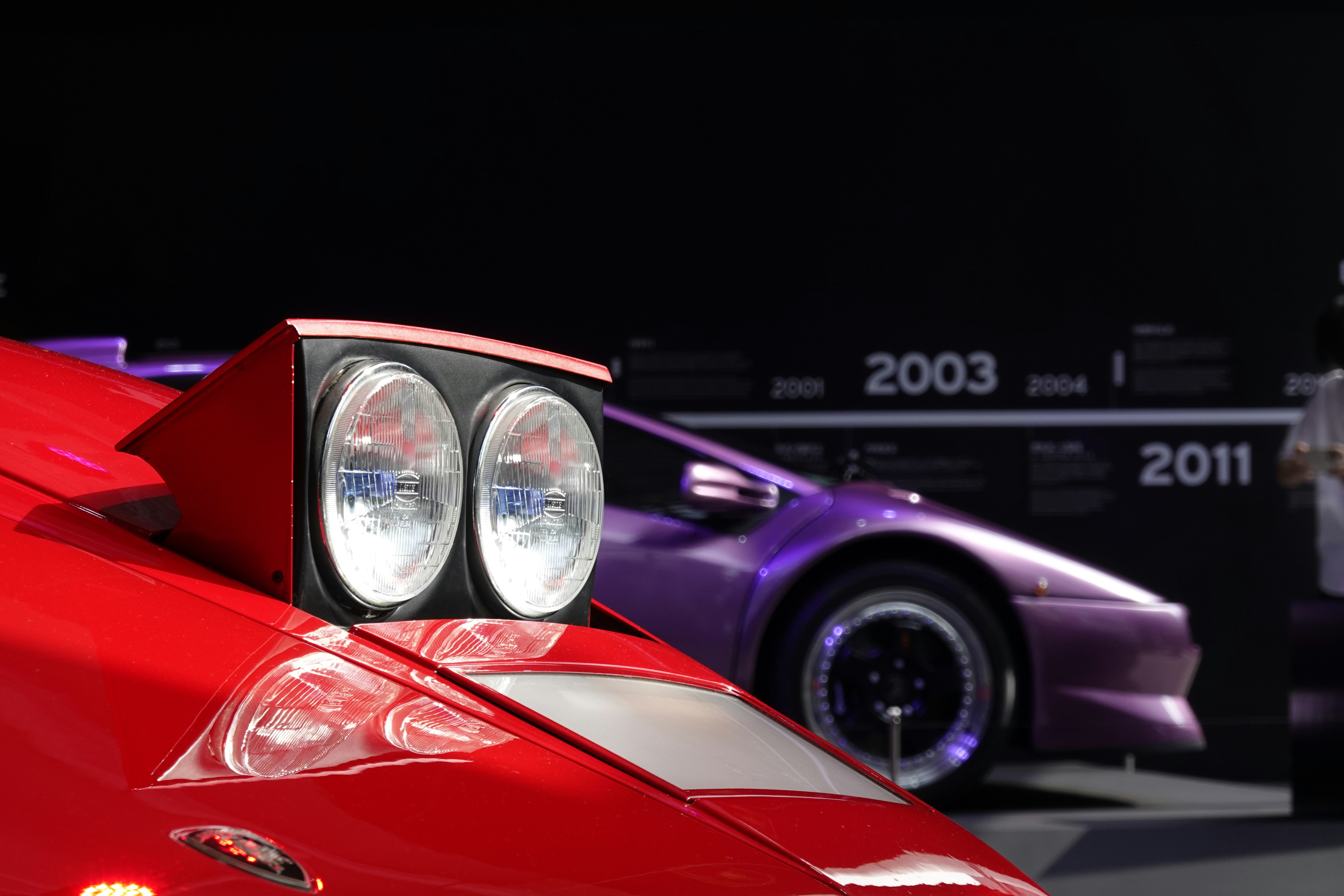 Ausstellungsraum von Autos mit verschiedenen PPF-Filmen