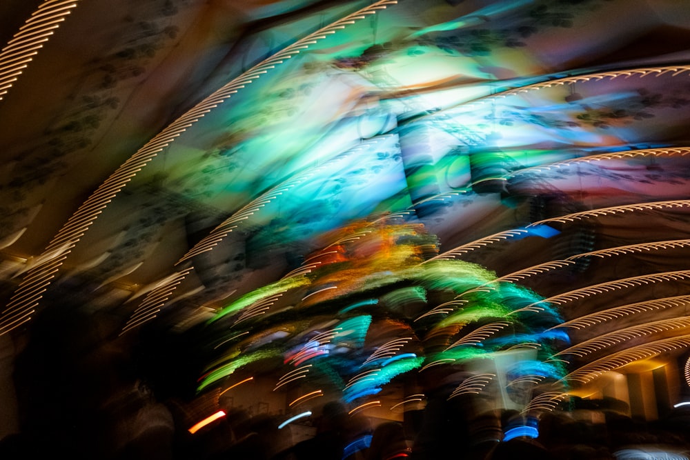 une photo floue d’un manège de carnaval la nuit