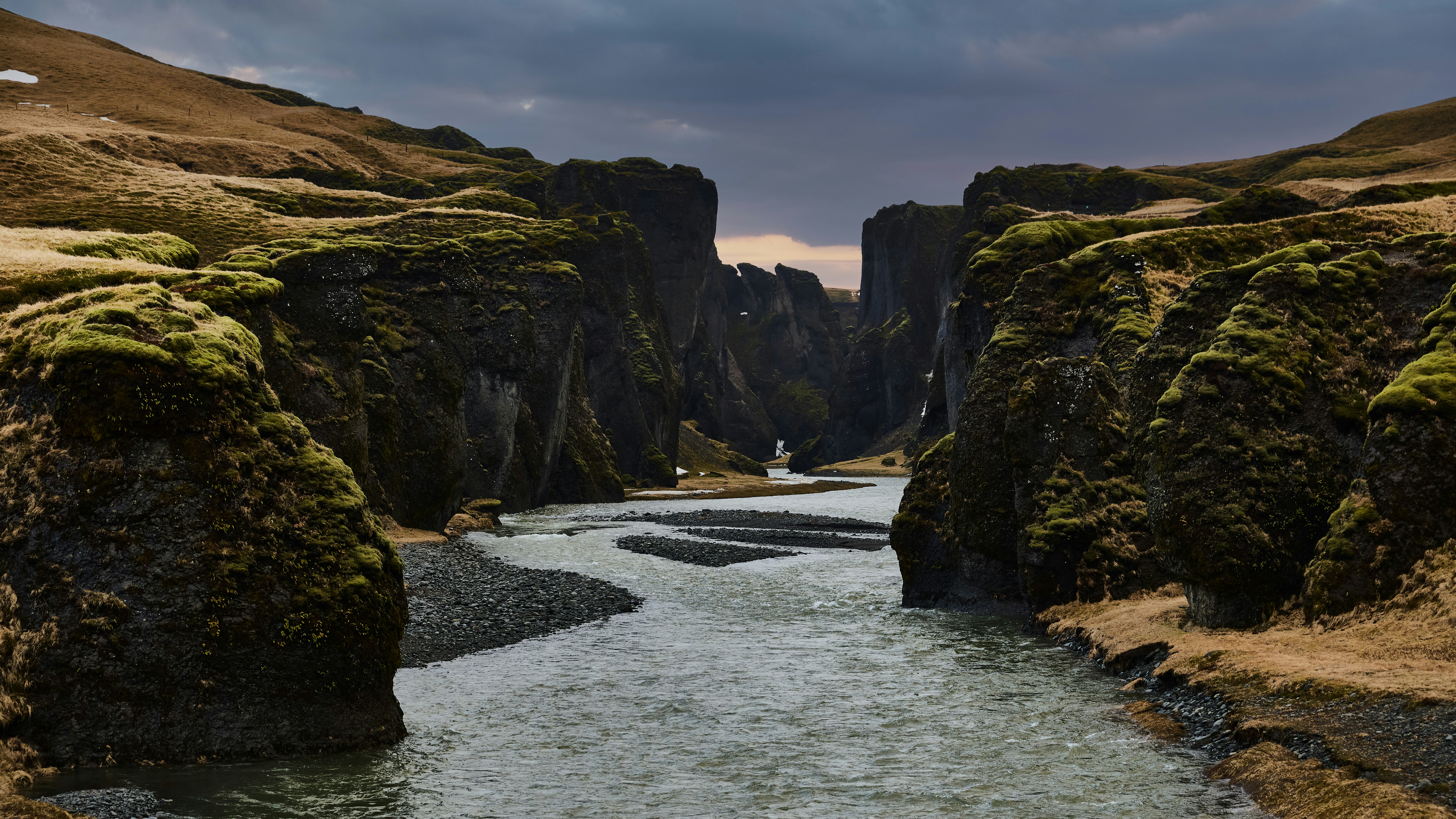 Fjaðrárgljúfur Canyon