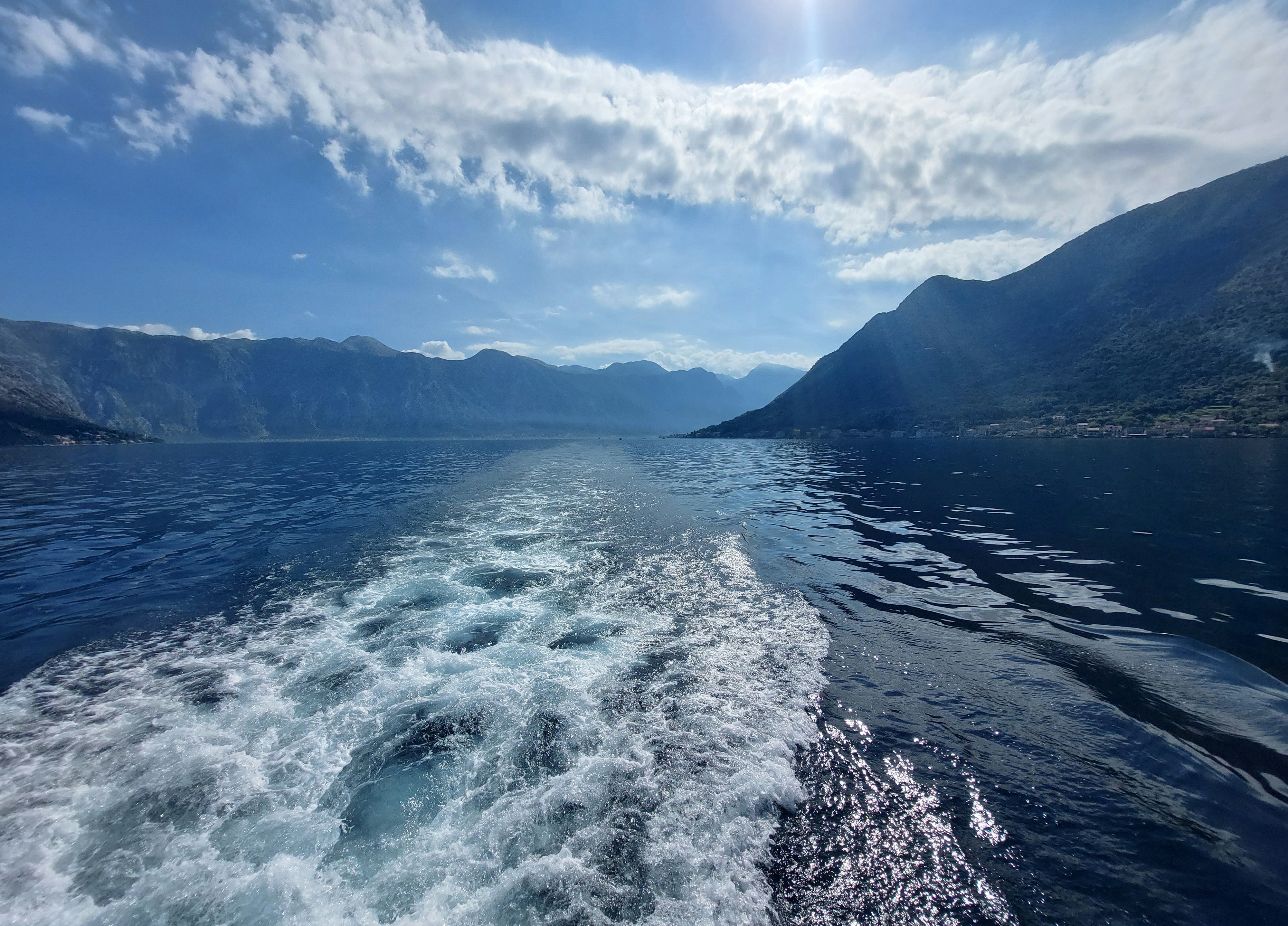 le sillage d’un bateau sur un plan d’eau