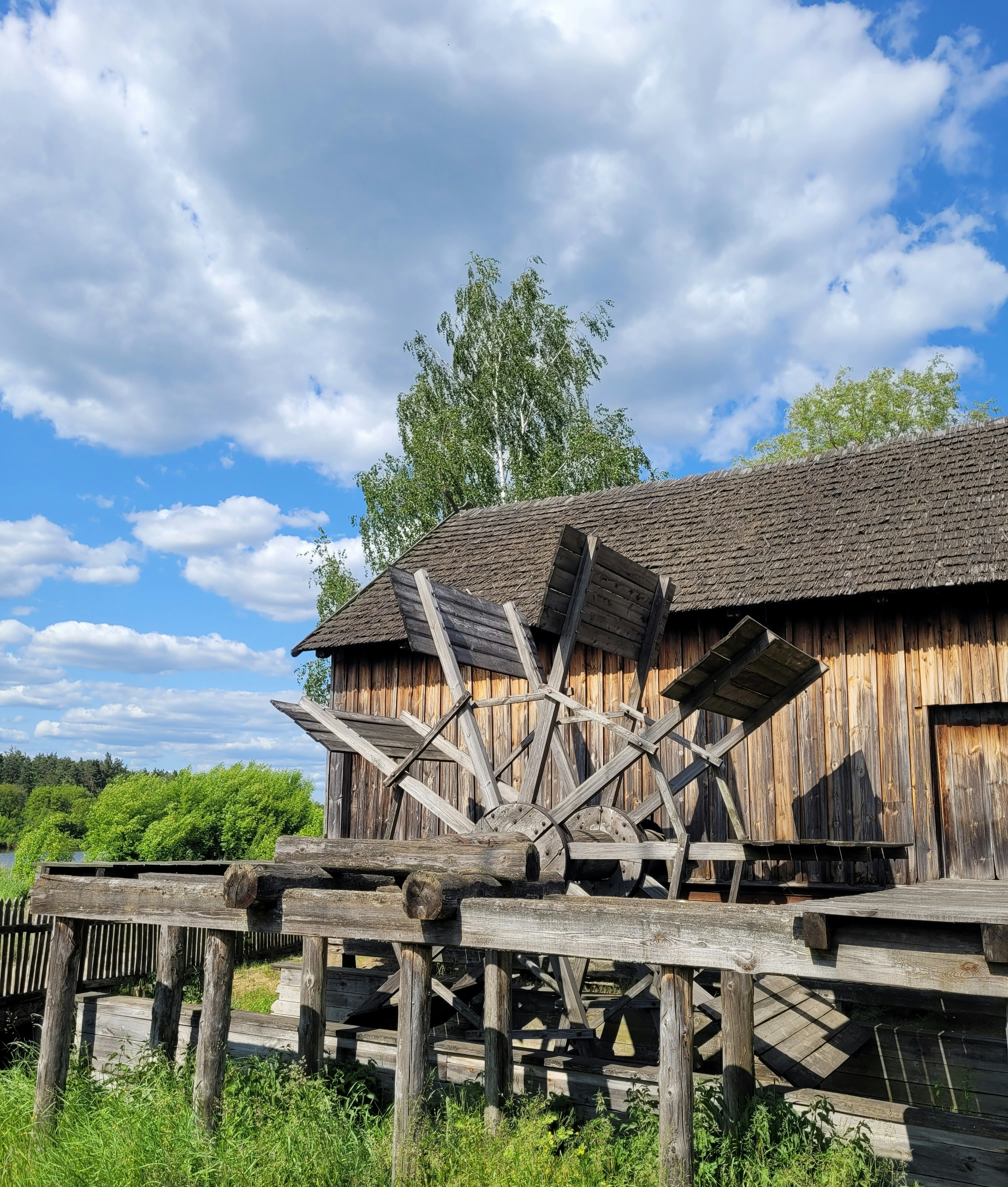 ein altes Holzgebäude mit einer Windmühle darauf