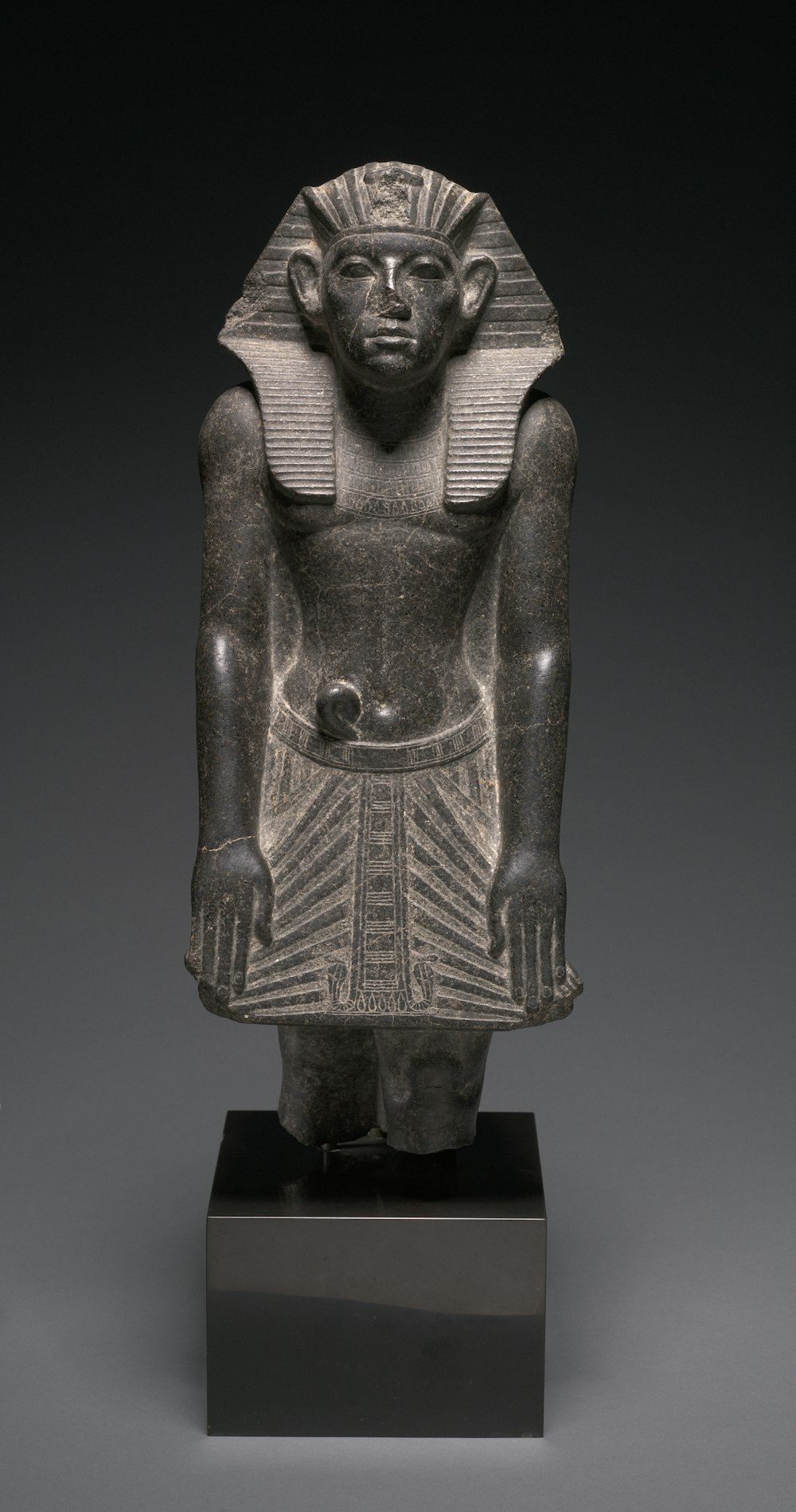 a statue of an egyptian pharaoh