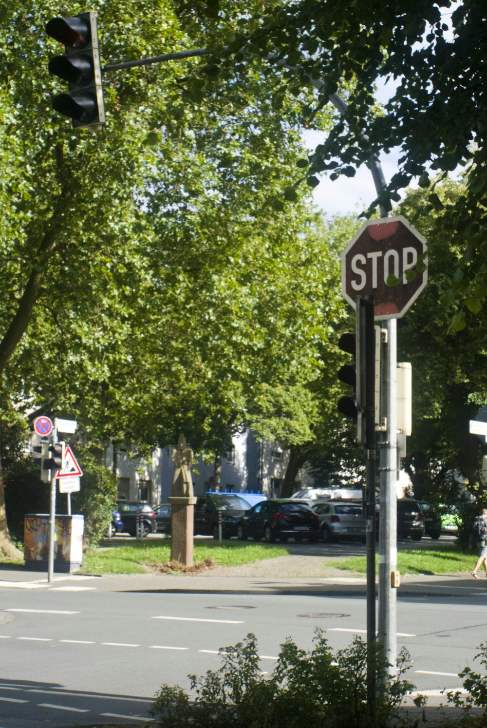a stop sign at an intersection in a city