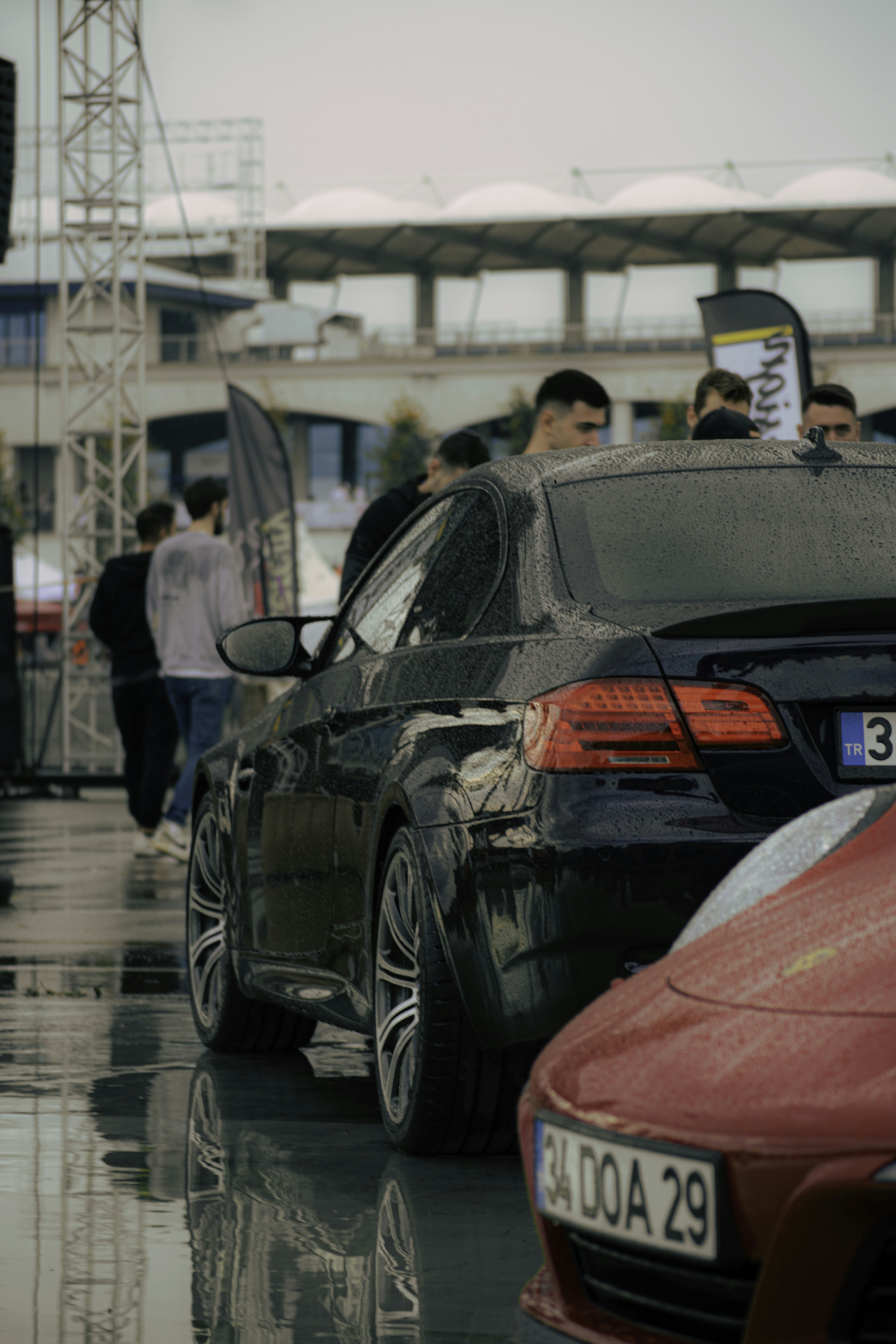 Eine Gruppe von Autos, die nebeneinander auf einem Parkplatz geparkt sind