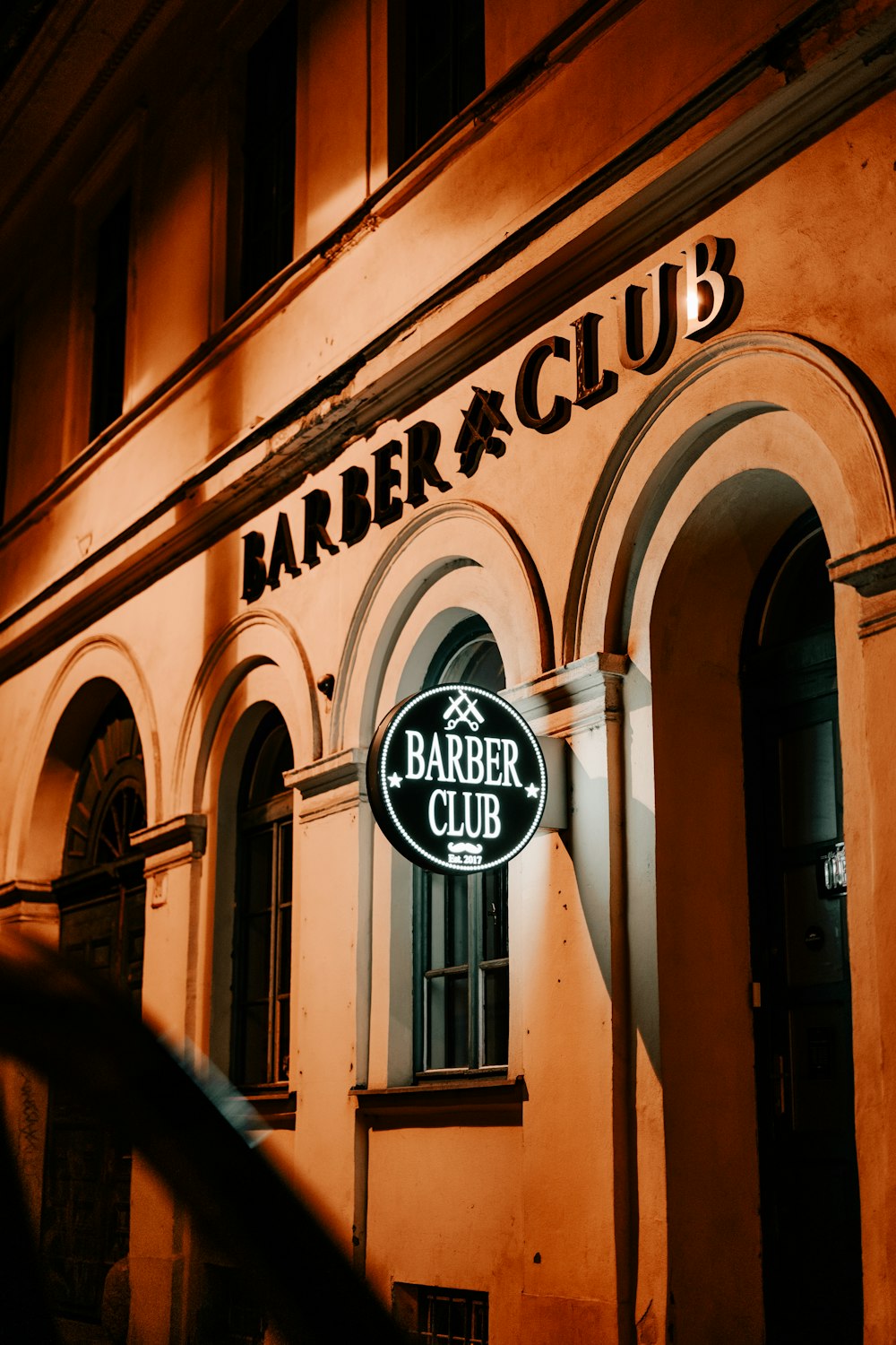 Un edificio con un cartello che recita Barber Club