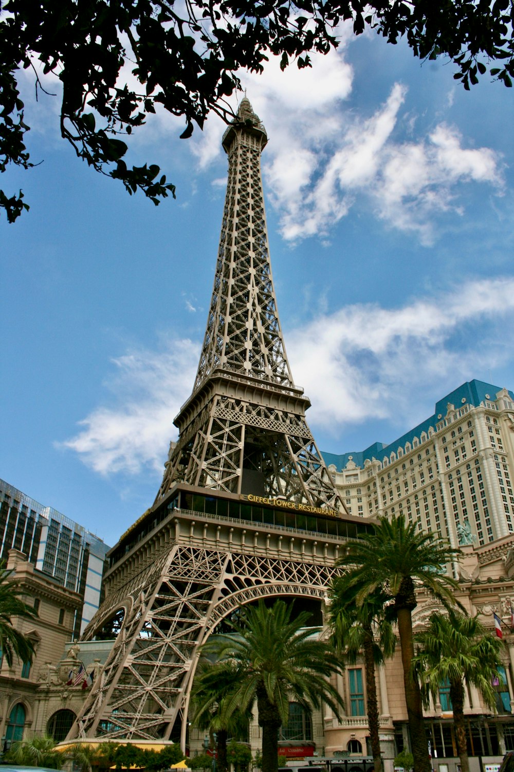 Der Eiffelturm, der die Stadt Paris überragt
