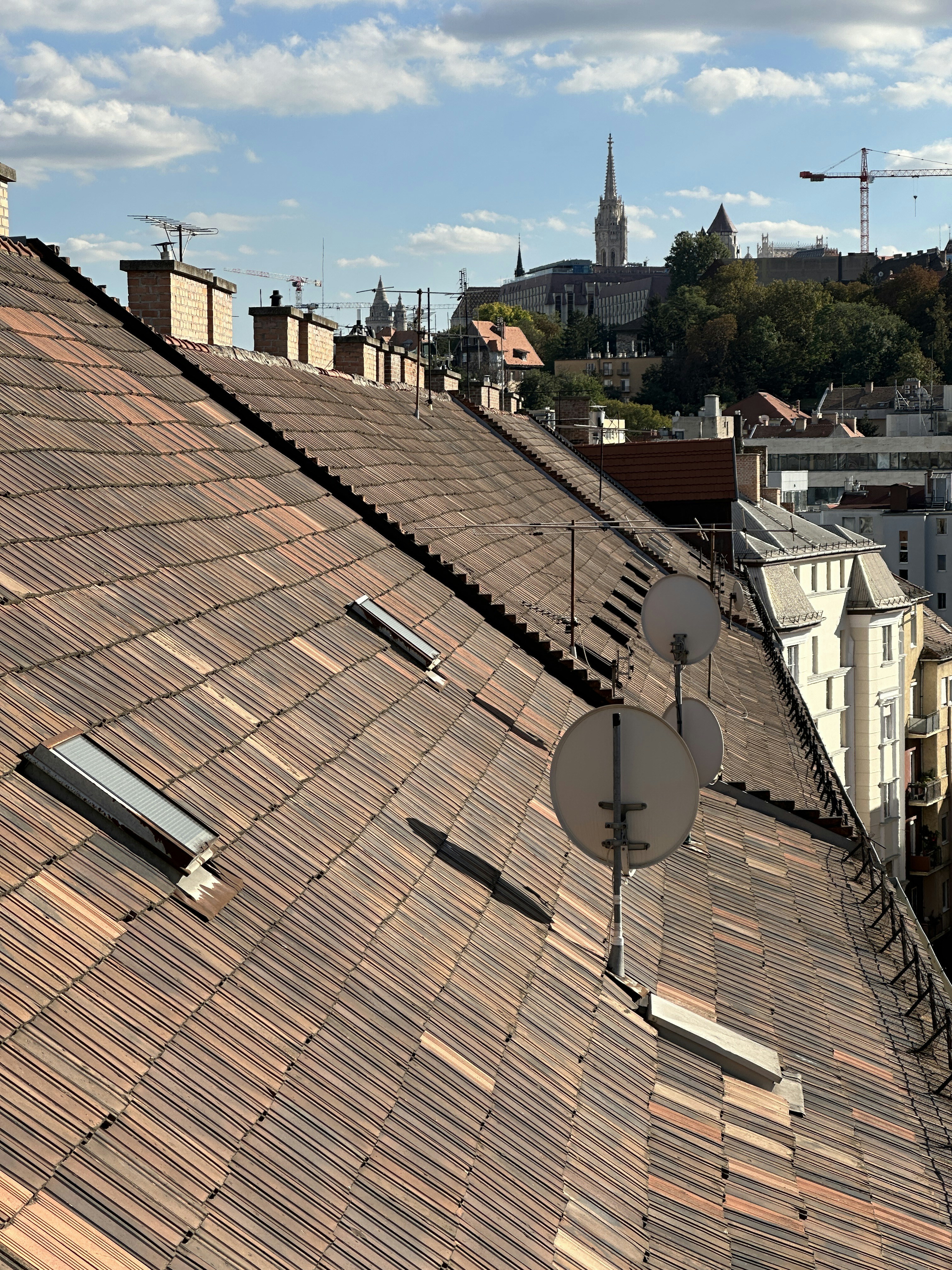 Faîtage avec closoir ventilé sur toiture de maison en meulière