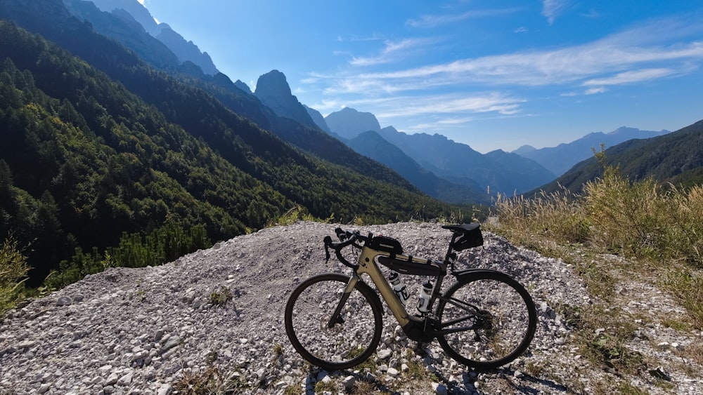 Una bicicleta está estacionada en una colina rocosa