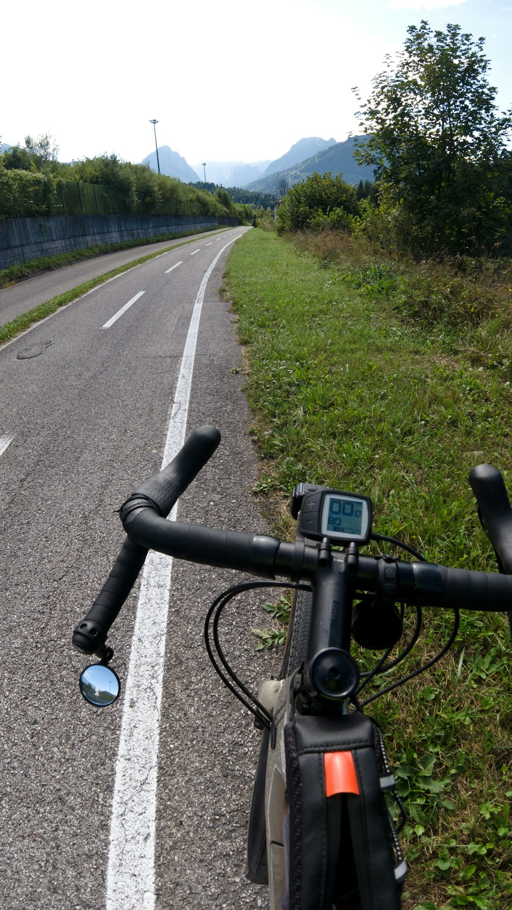 Una bicicleta está estacionada al costado de la carretera