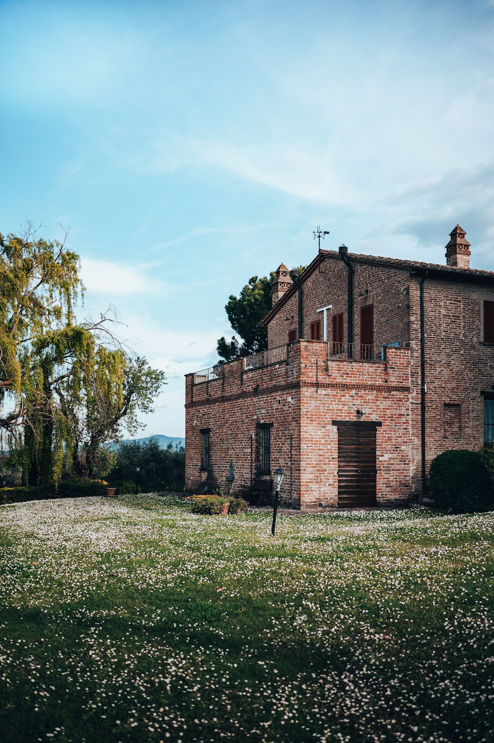 Un gran edificio de ladrillo con muchas ventanas