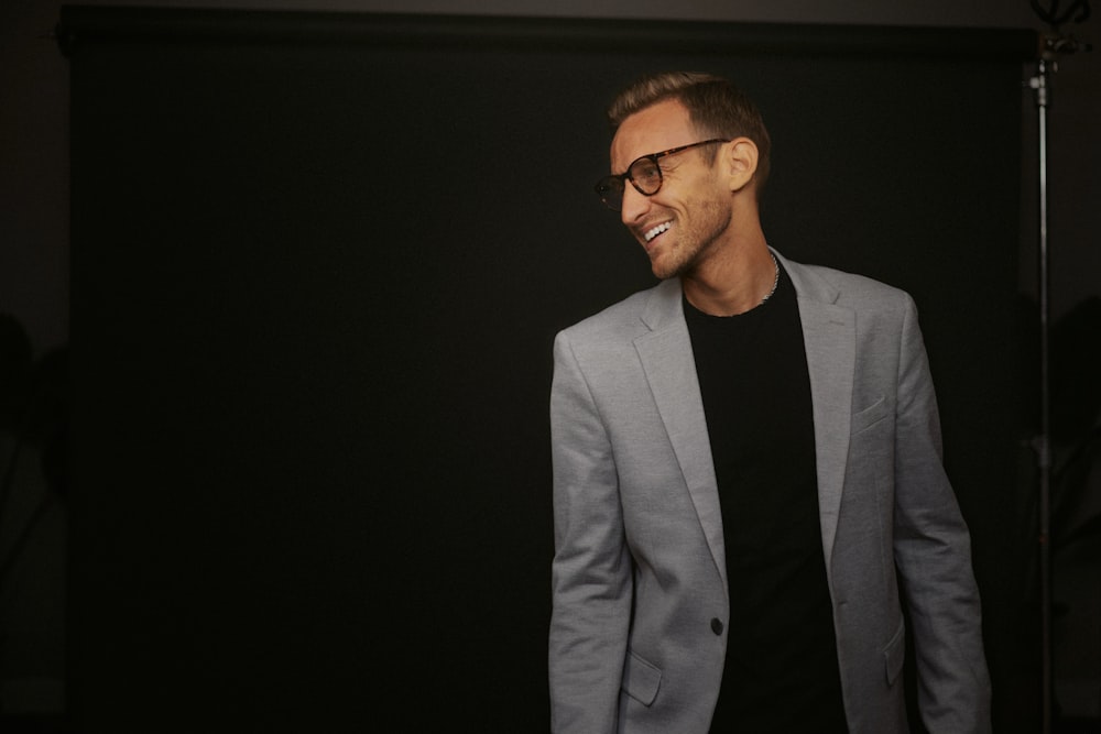 Un hombre de traje y gafas sonriendo