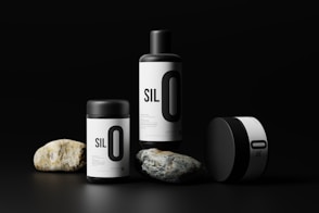 a black and white photo of a bottle of silq