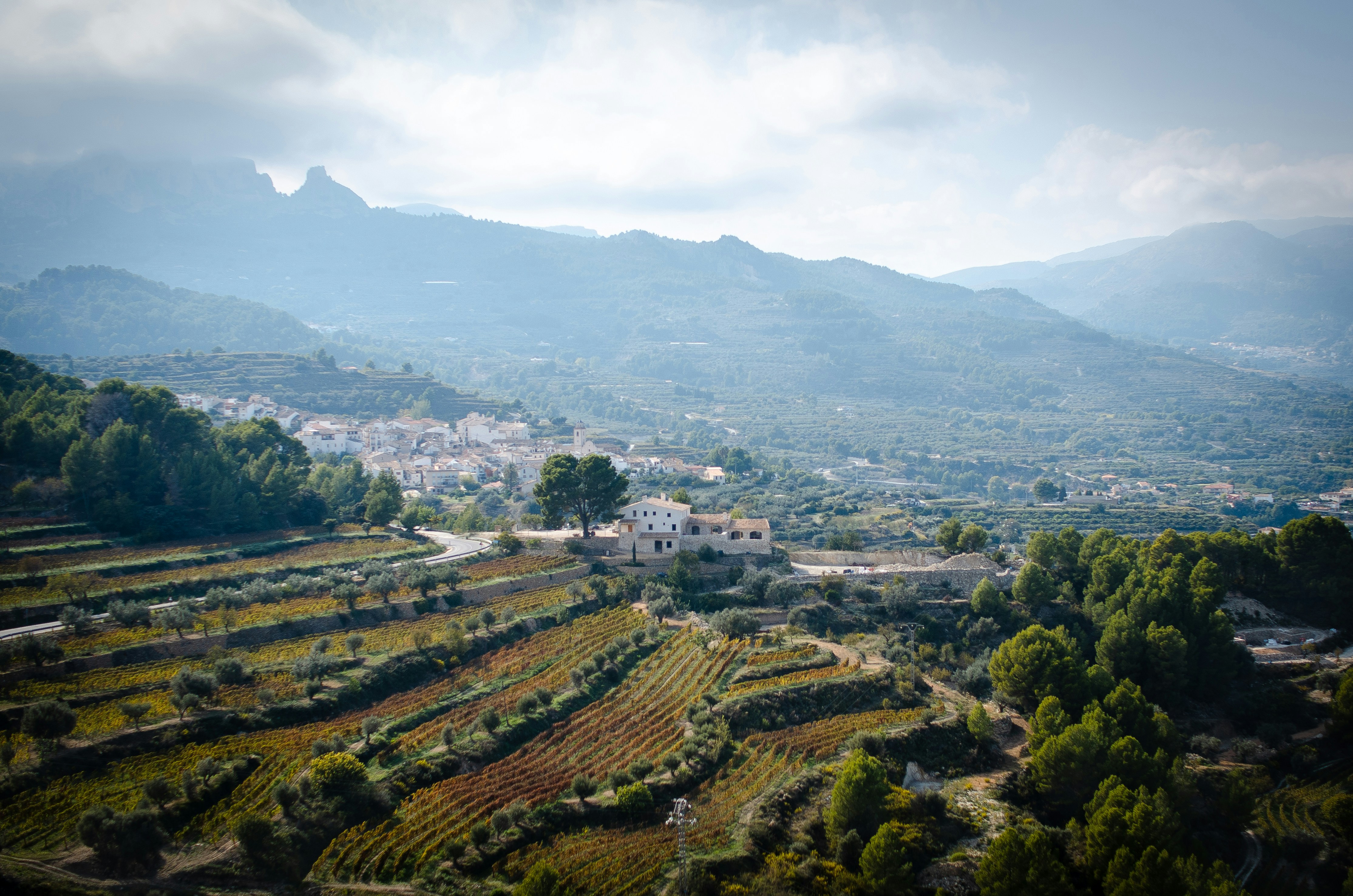 Una vista panorámica de un pequeño pueblo en las montañas