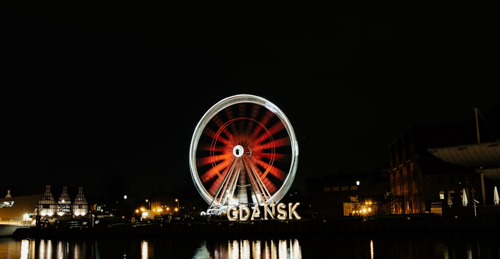 Una ruota panoramica illuminata nel cielo notturno