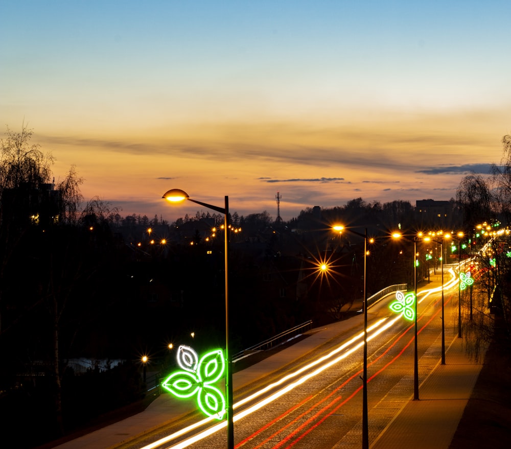 Una strada della città di notte con i lampioni