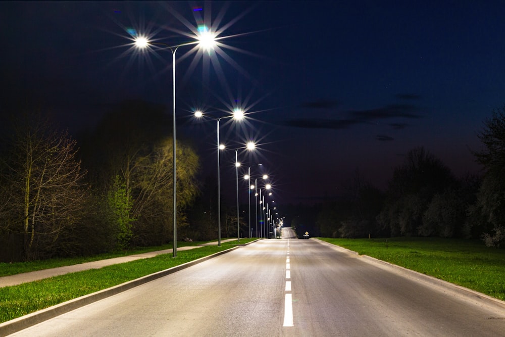 Una strada vuota di notte con lampioni