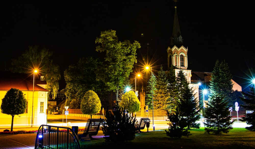 Una vista notturna di una città con una chiesa sullo sfondo