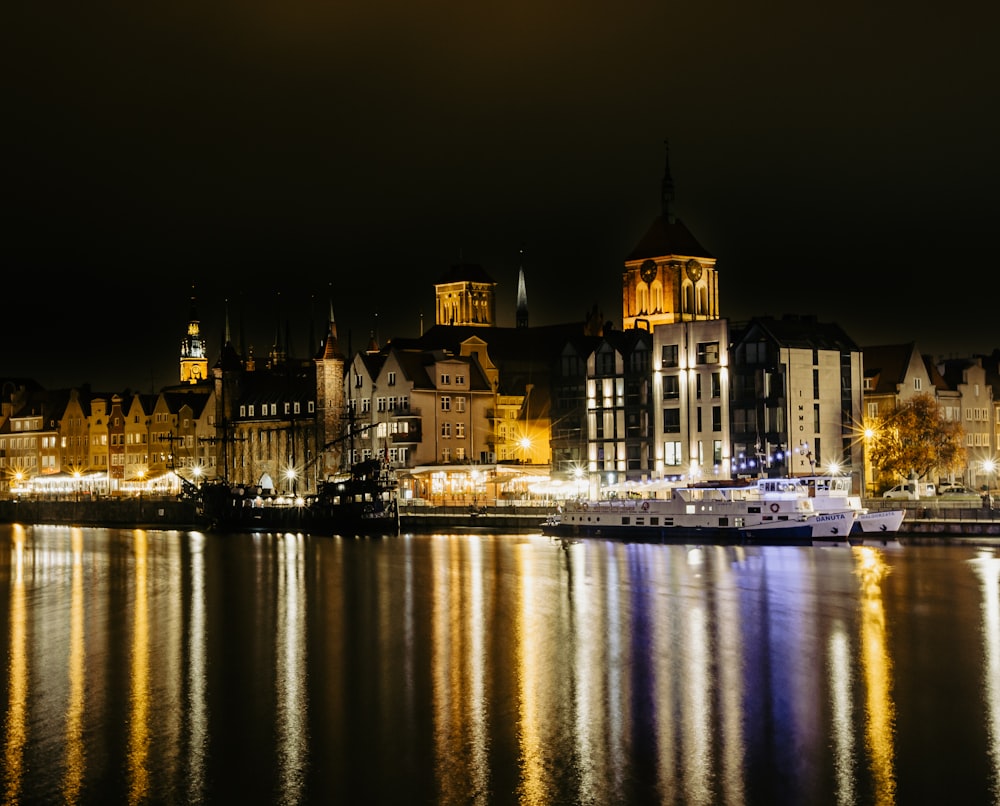 ein großes Gewässer mit einer Stadt im Hintergrund