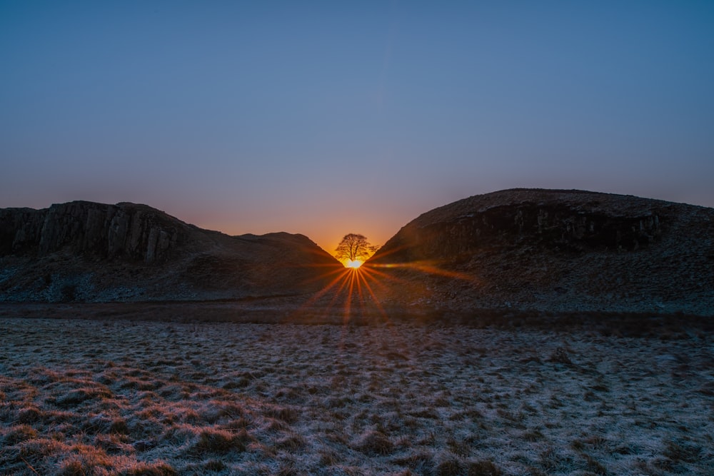 O sol está se pondo sobre as montanhas no deserto