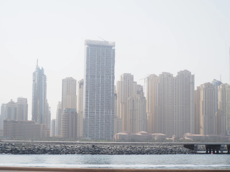 Vista hermosa de ciudad costera