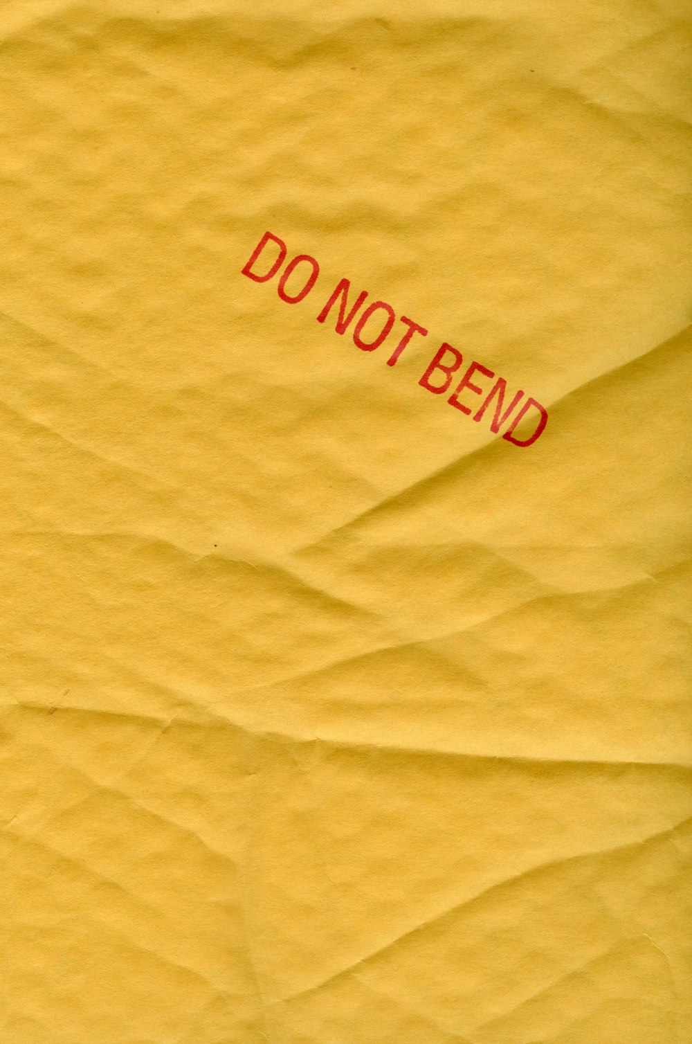 um pedaço de papel amarelo com um adesivo vermelho não cama nele