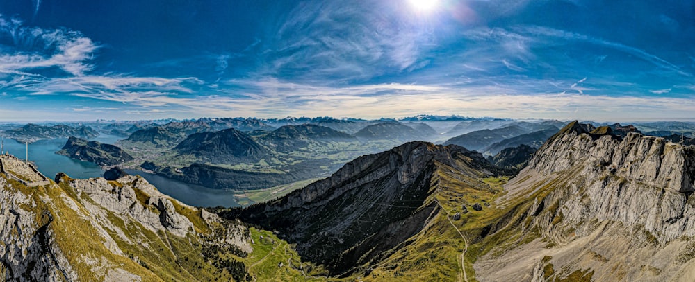 Una vista de una cadena montañosa desde la cima de una montaña
