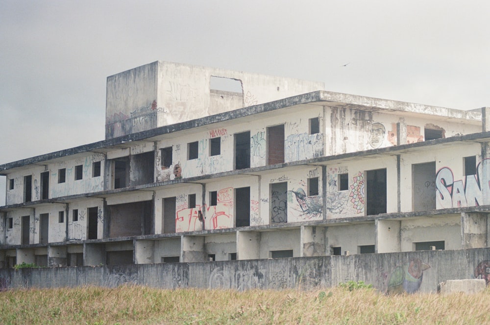 Ein verlassenes Gebäude mit Graffiti an den Fenstern