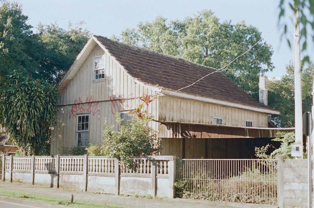 ein Haus mit Graffiti an der Seite