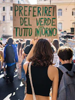 Candidati di Fare che parlano con cittadini in una piazza storica di Arezzo
