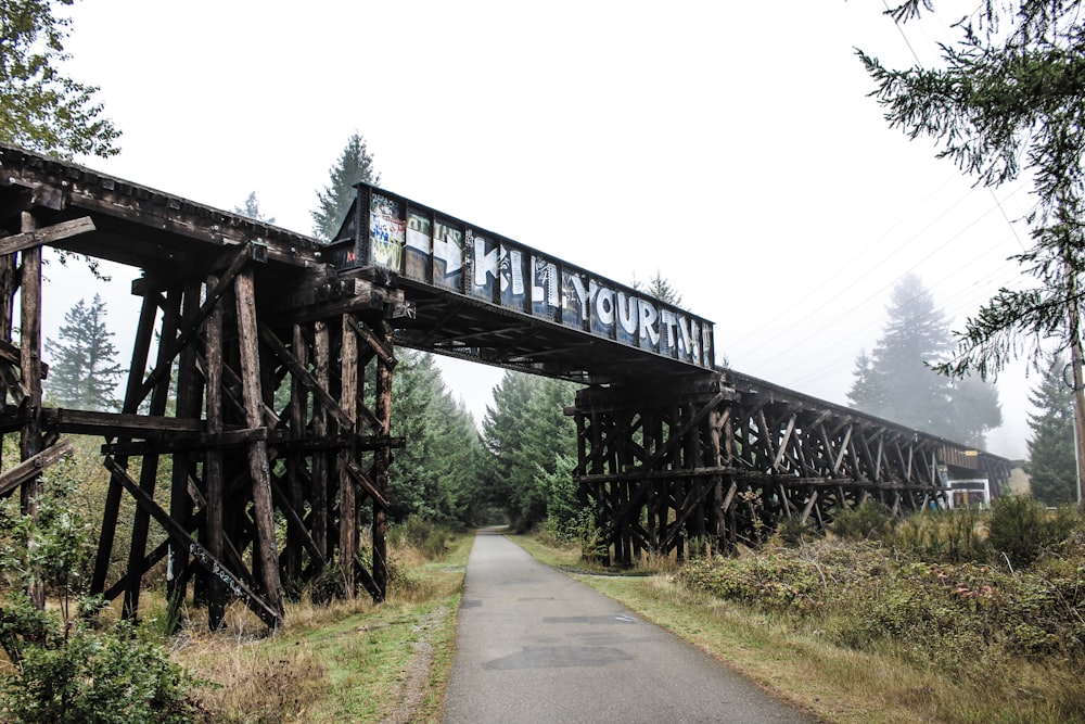 Un vieux pont ferroviaire avec des graffitis dessus