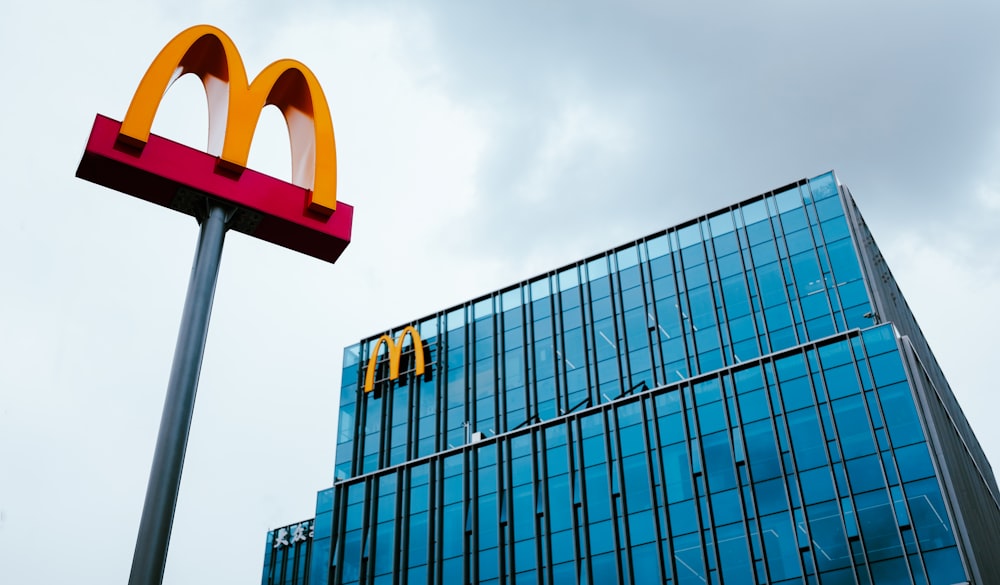 Une grande enseigne McDonald’s à côté d’un grand bâtiment