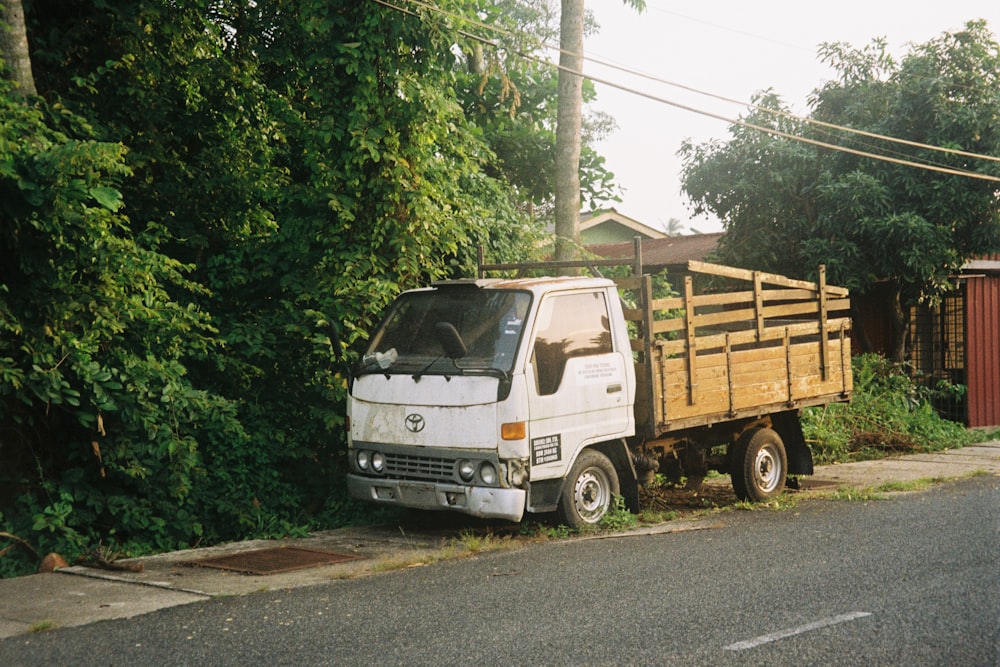 um caminhão branco estacionado na beira de uma estrada