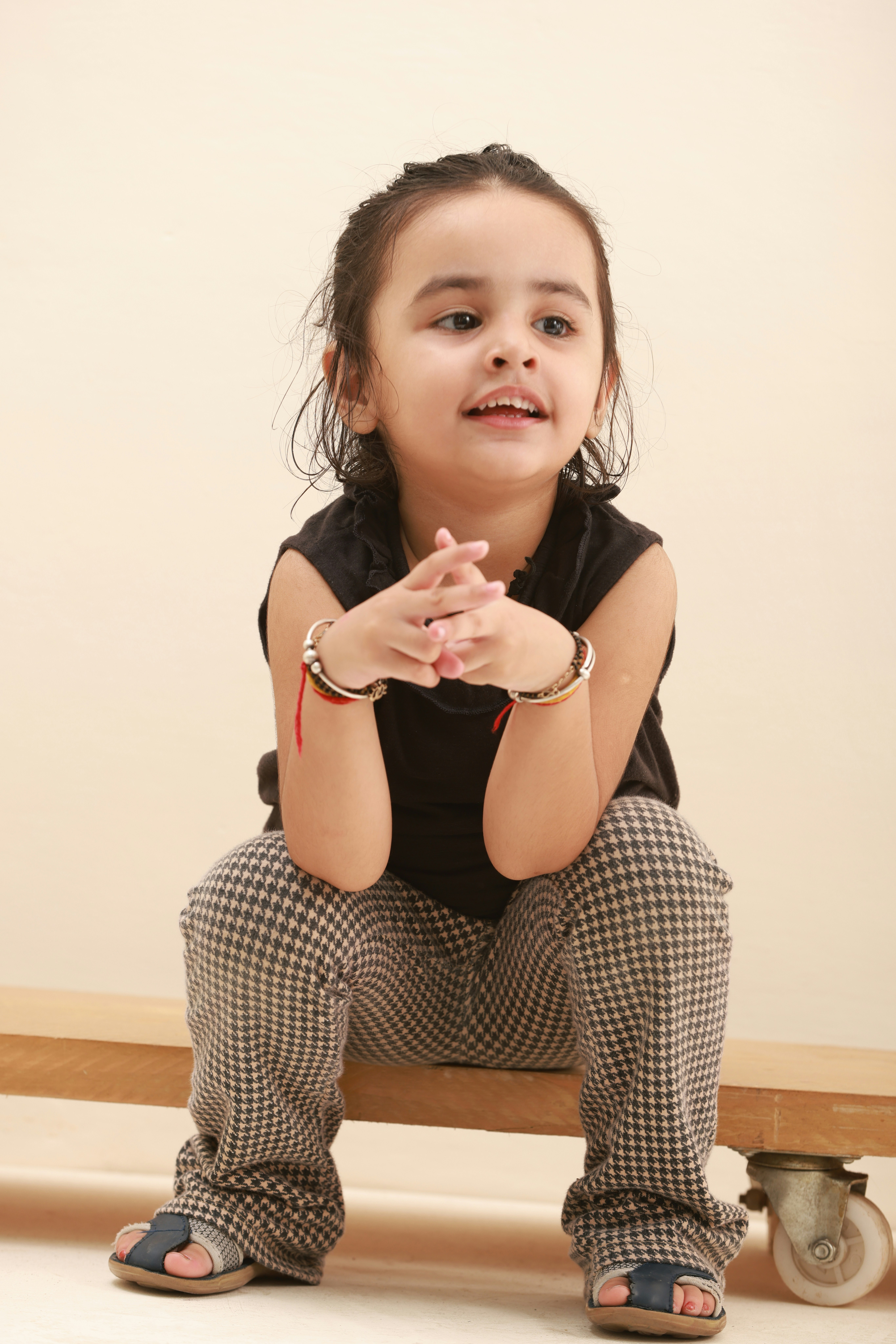 una niña sentada en un banco de madera