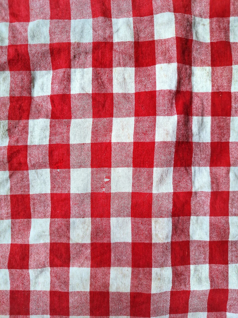 빨간색과 흰색 체크 무늬 테이블 천