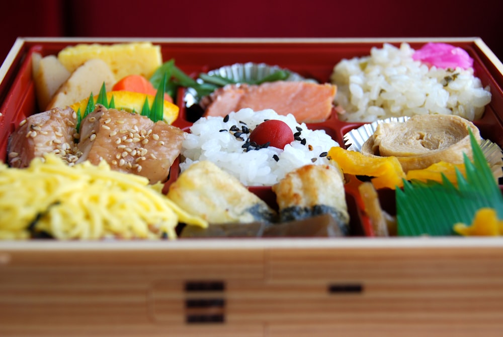 uma caixa de madeira cheia de diferentes tipos de alimentos