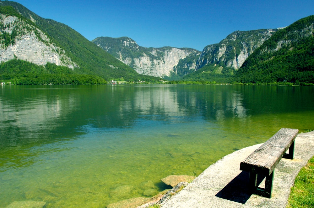 um banco sentado à beira de um lago