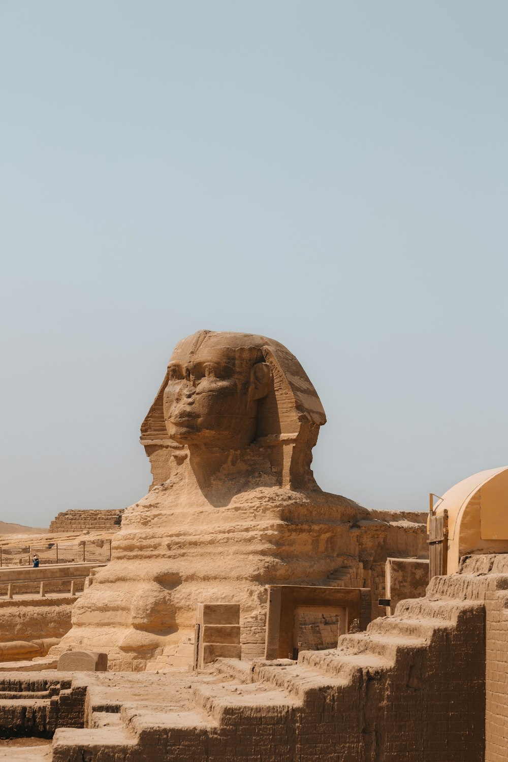 Eine große Sphinx-Statue mitten in der Wüste