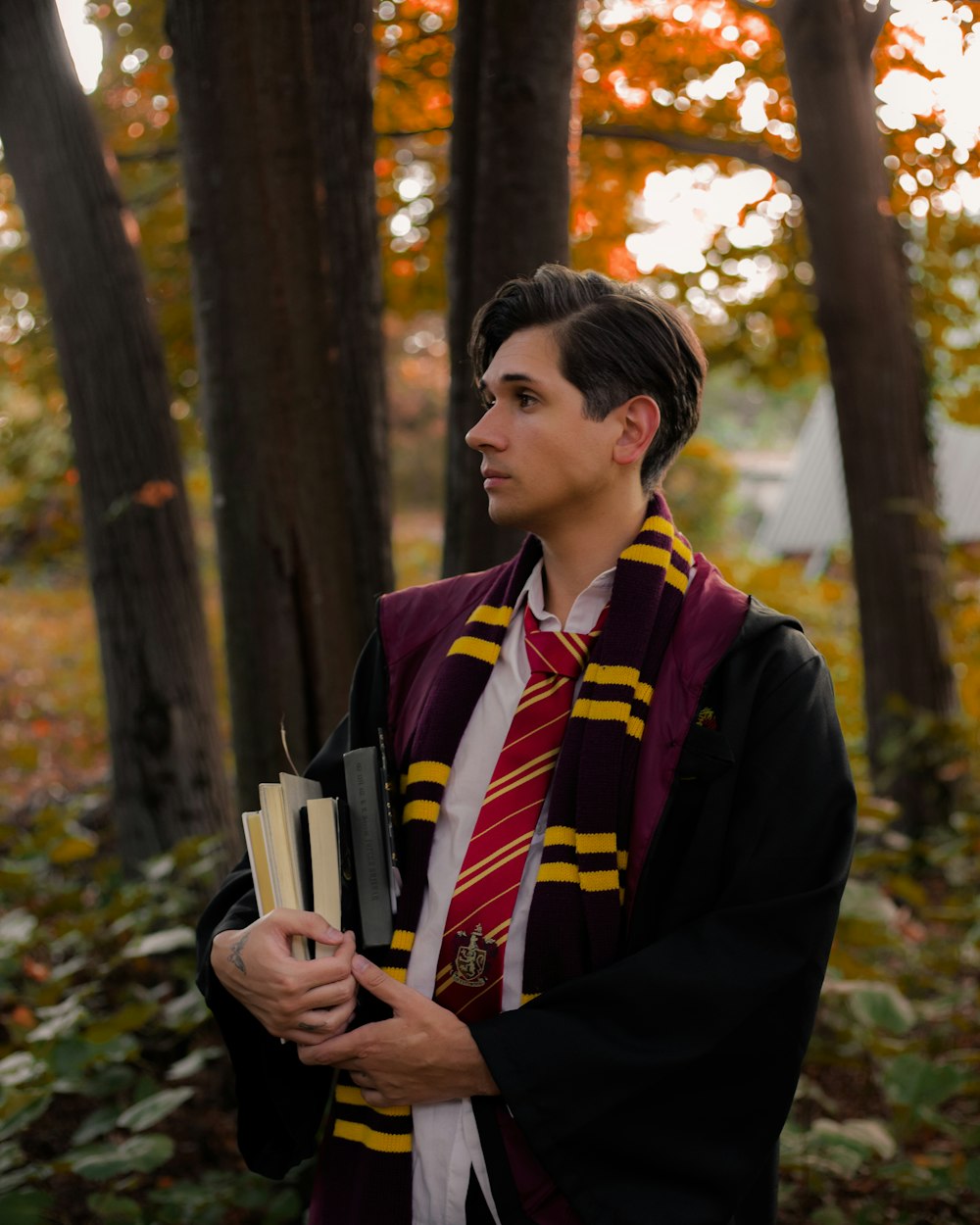 Um jovem vestido com uma fantasia de Harry Potter