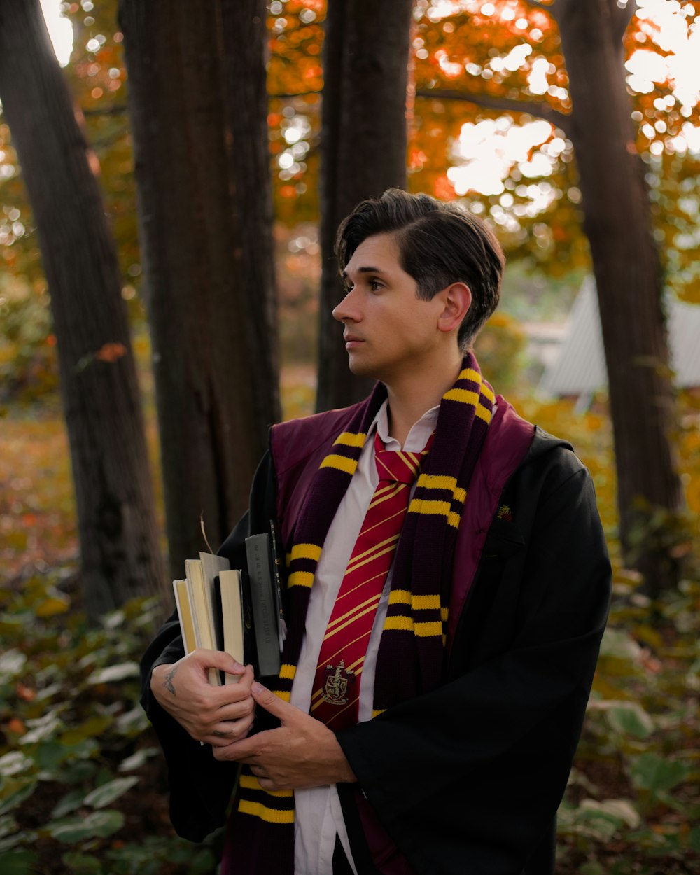 Un joven vestido con un disfraz de Harry Potter