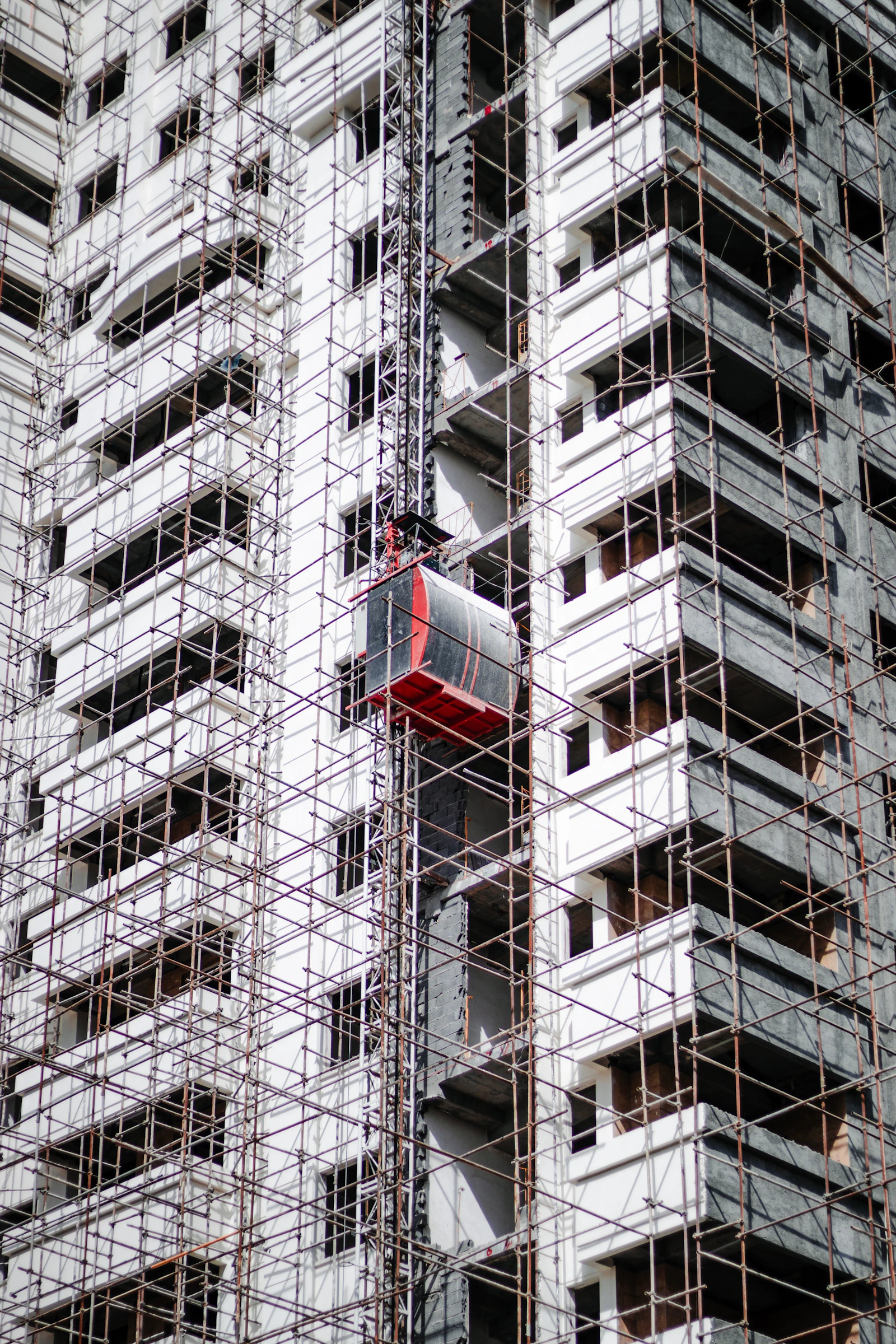 Gebäudetechnik und vertikale Erschließung in einem modernen Gebäude
