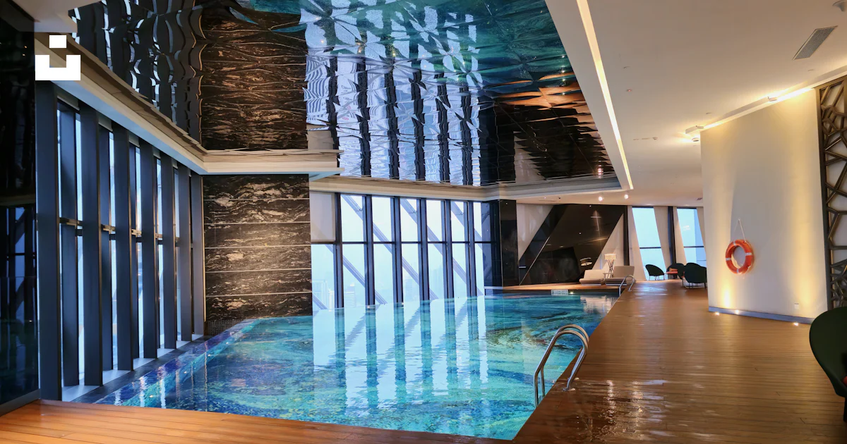 建物内の大きな屋内スイミングプールの写真 – Unsplashのインテリアデザインの無料画像
